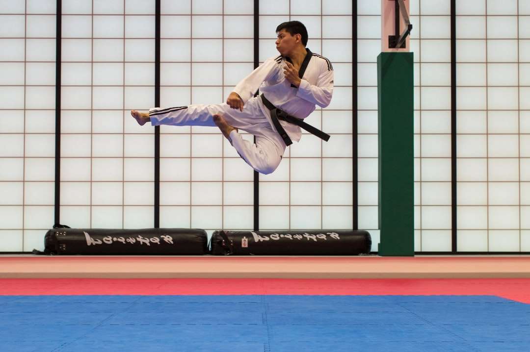 Mann macht Karate-Stunts im Fitnessstudio Puzzlespiel online