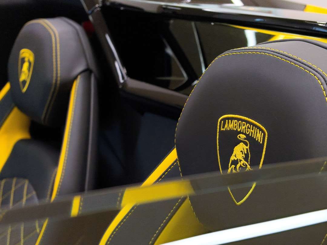 Fundas de asiento de coche Lamborghini amarillas y negras. rompecabezas en línea