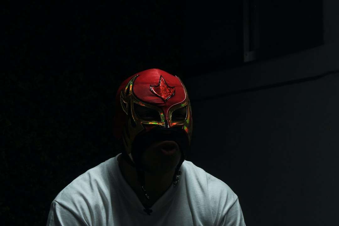 muž na sobě červenou masku a bílou košili online puzzle