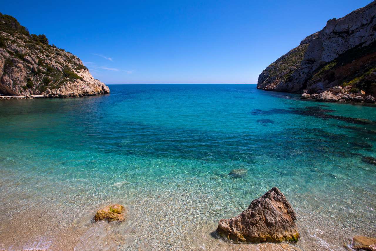 O vedere a uimitoarei plaje La Granadella din Javea, Spania. puzzle online