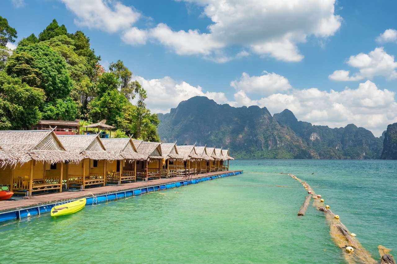 Casas de jangada no lago Cheow Lan quebra-cabeças online