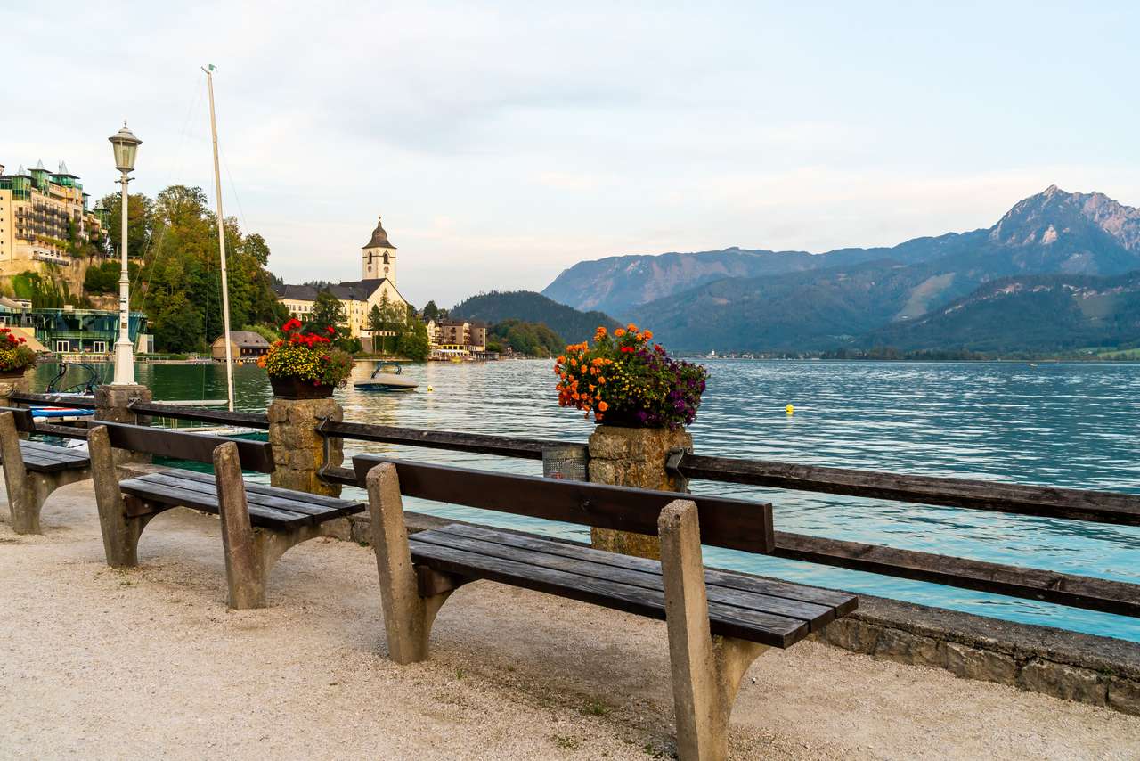 Lungomare di St. Wolfgang con il lago Wolfgangsee puzzle online