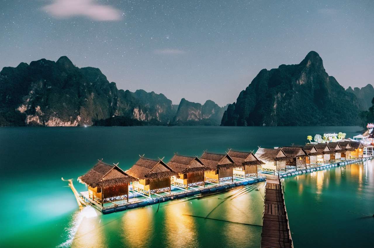 Floßhäuser auf dem Cheow Lan See bei Nacht Puzzlespiel online