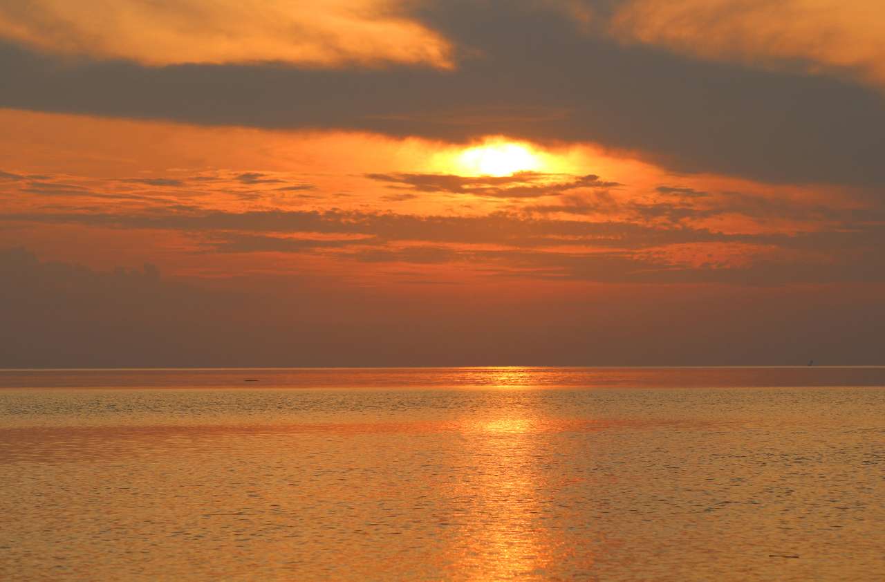 Вечерно слънце над тропическото море с вълни онлайн пъзел