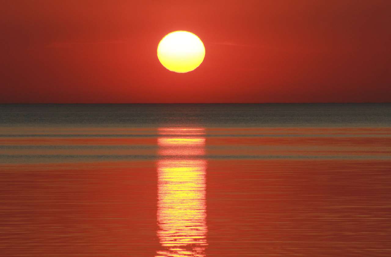 Вечерно слънце над тропическото море с вълни онлайн пъзел
