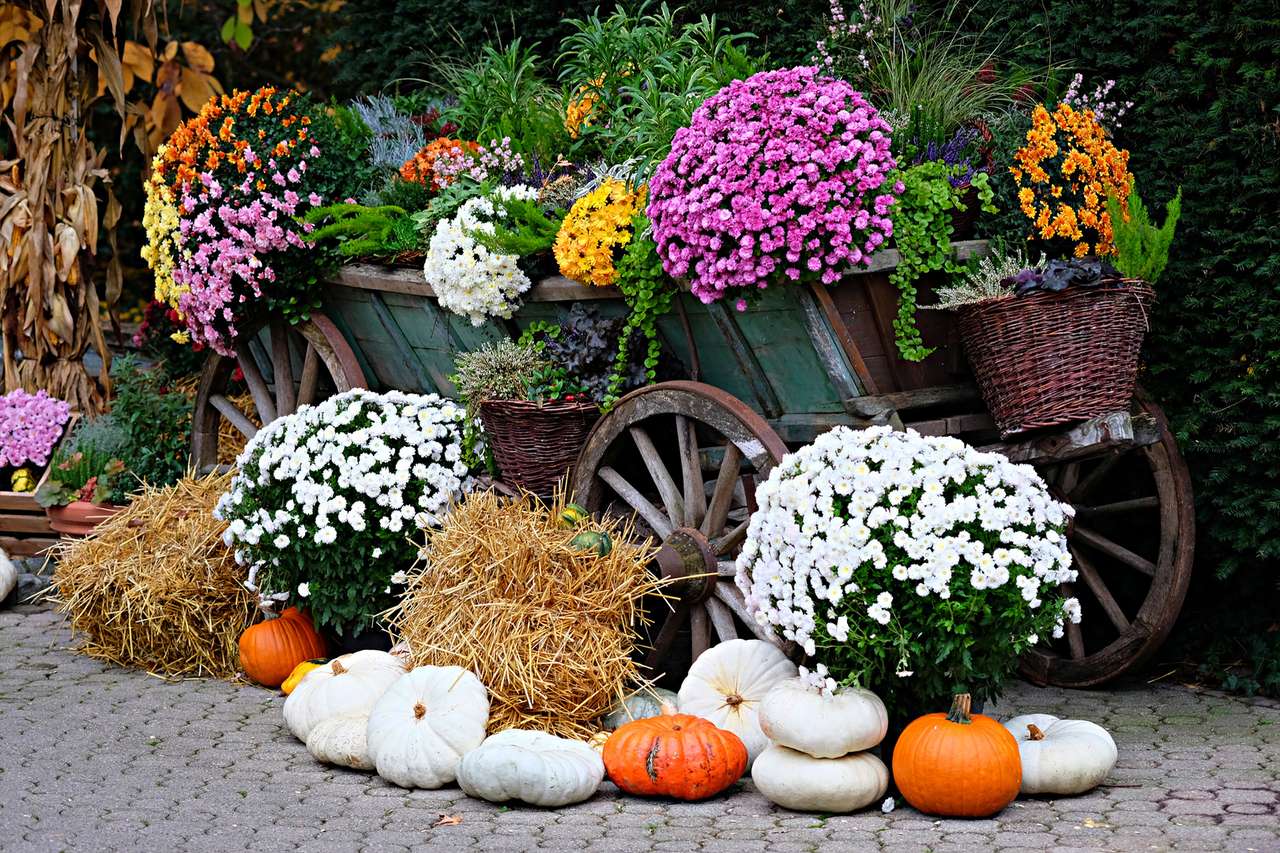 Chariot de foin d'automne avec des fleurs et des citrouilles puzzle en ligne