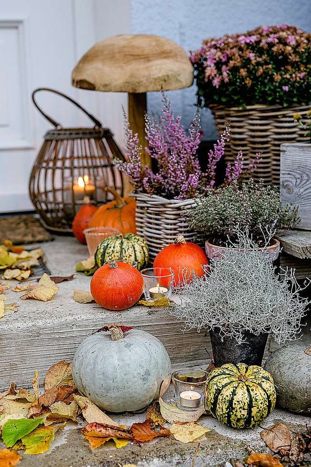 Decoración de otoño frente a la entrada de la casa. rompecabezas en línea