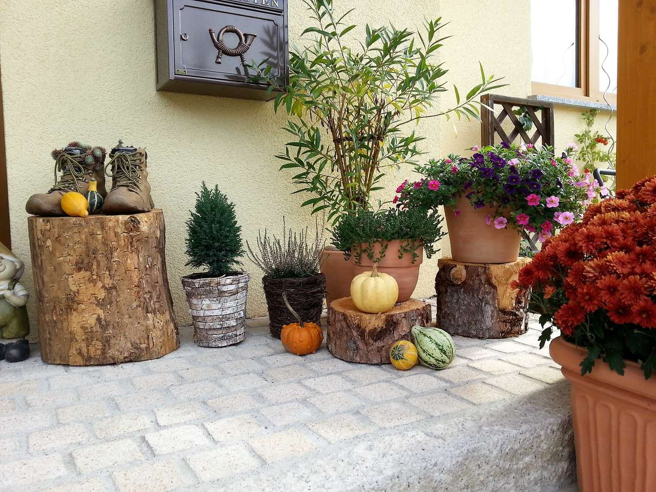 Podzimní dekorace před domem skládačky online