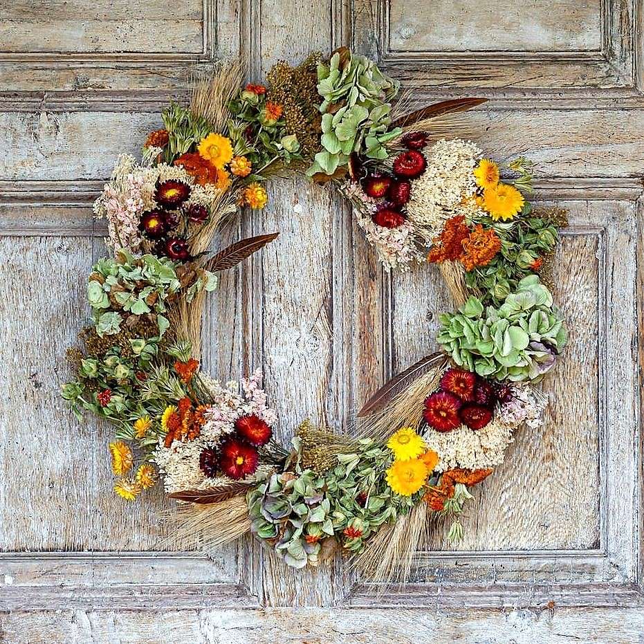 Autumn wreath on wooden door jigsaw puzzle online