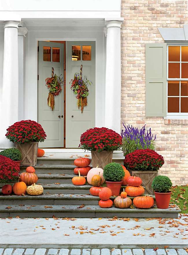 Autumn decoration in front of a house online puzzle
