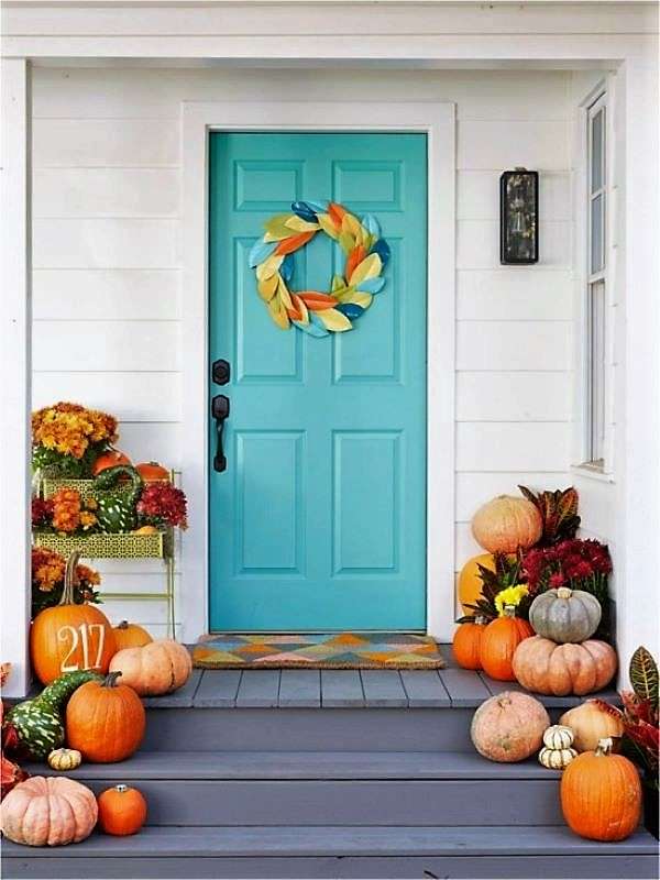 Herbstliche Dekoration vor einem Haus Online-Puzzle