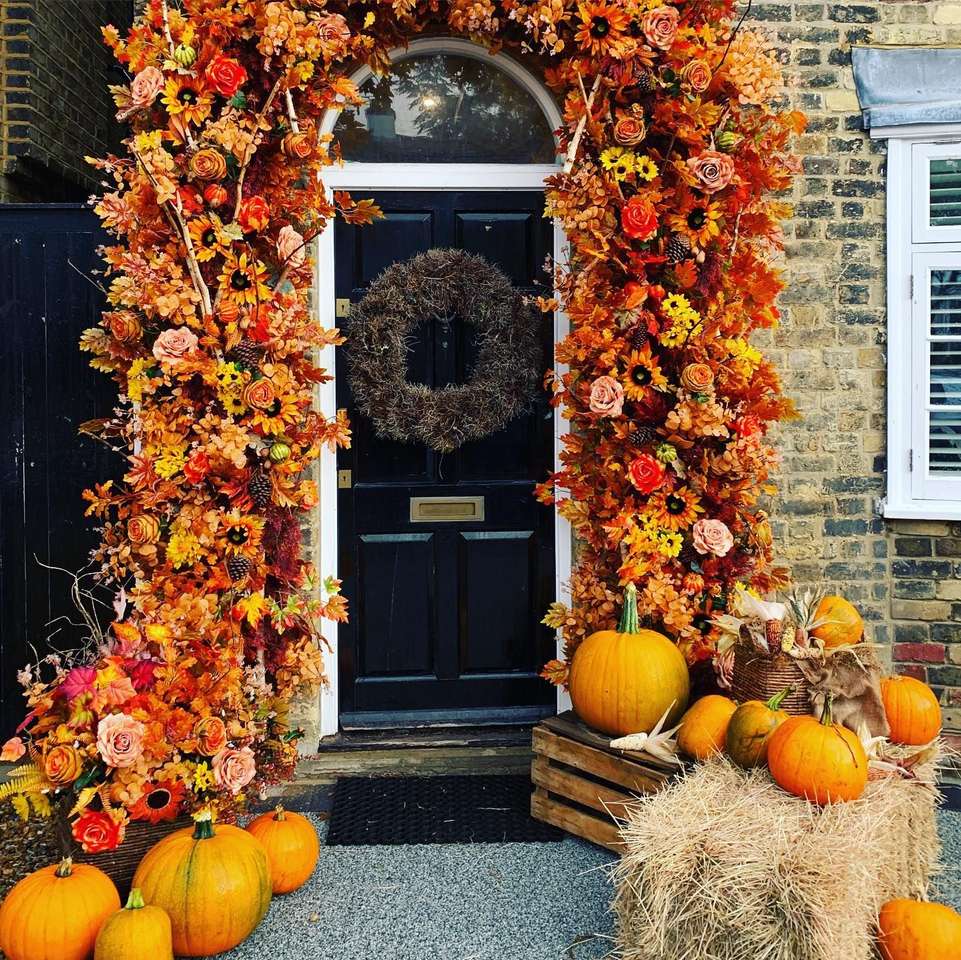 Decoração de outono em frente a uma casa quebra-cabeças online