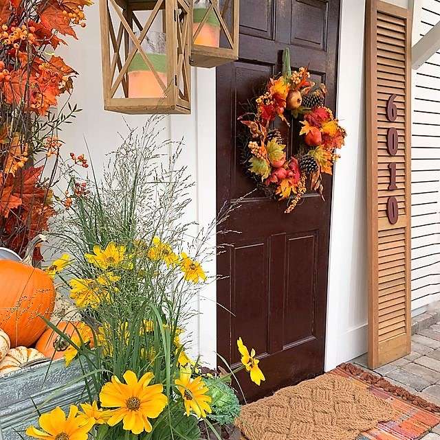 Herbstliche Dekoration vor einem Haus Online-Puzzle
