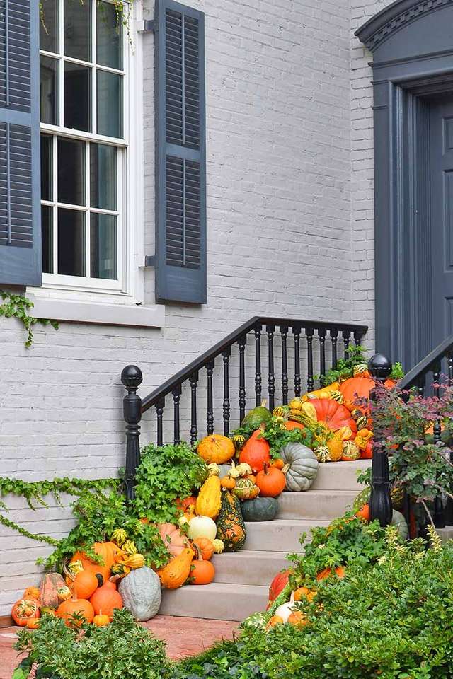 Decoração de outono em frente a uma casa quebra-cabeças online