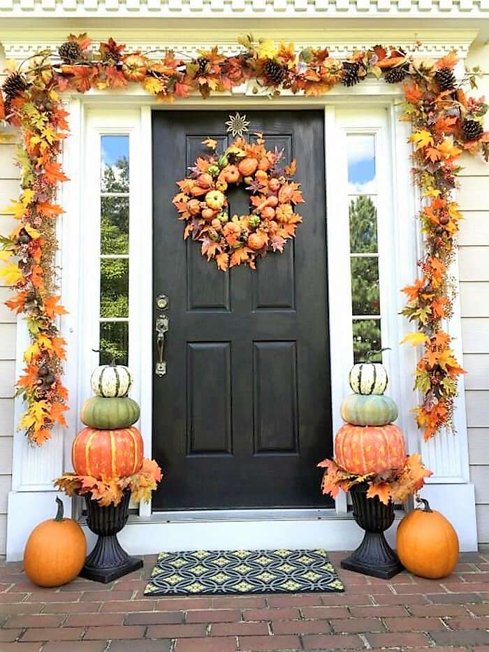 Decoración de otoño frente a una casa. rompecabezas en línea