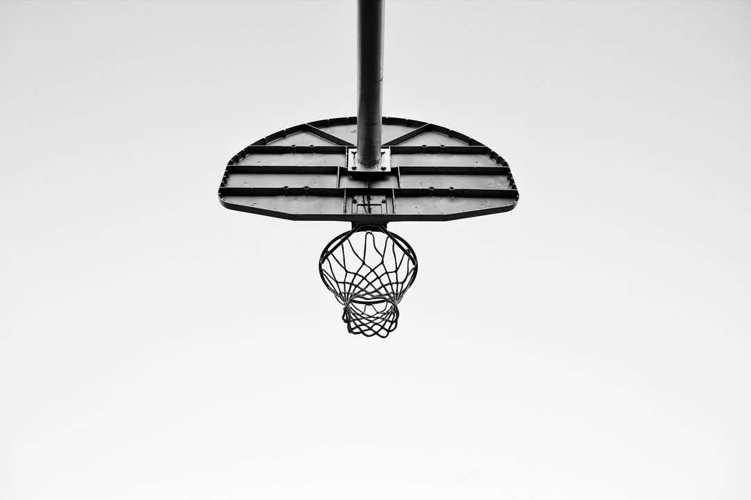 černý kovový basketbalový koš skládačky online