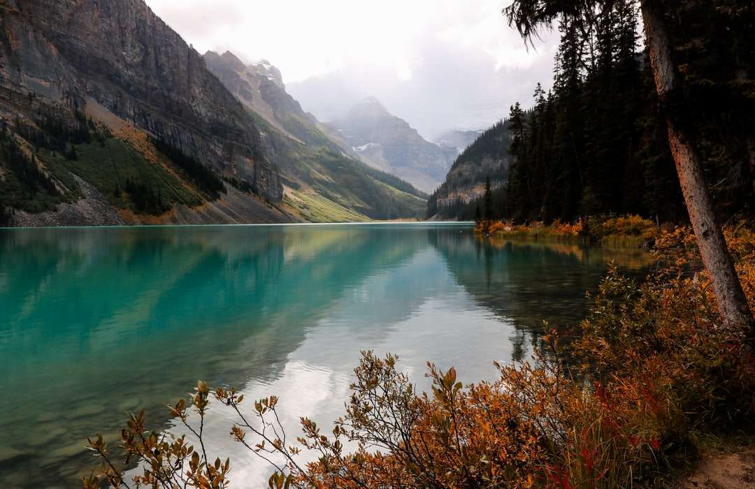 езеро, заобиколено от планини през деня онлайн пъзел