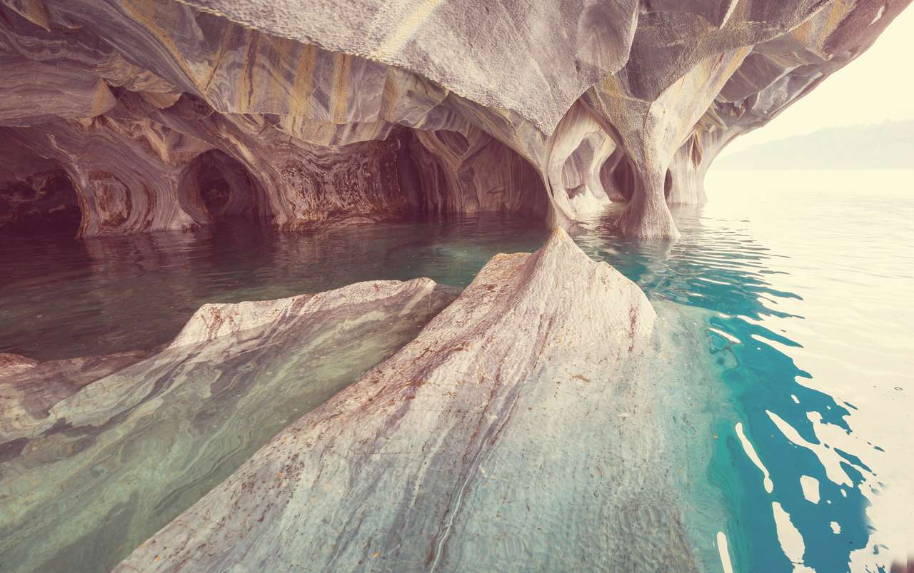 Необычные мраморные пещеры на озере пазл онлайн