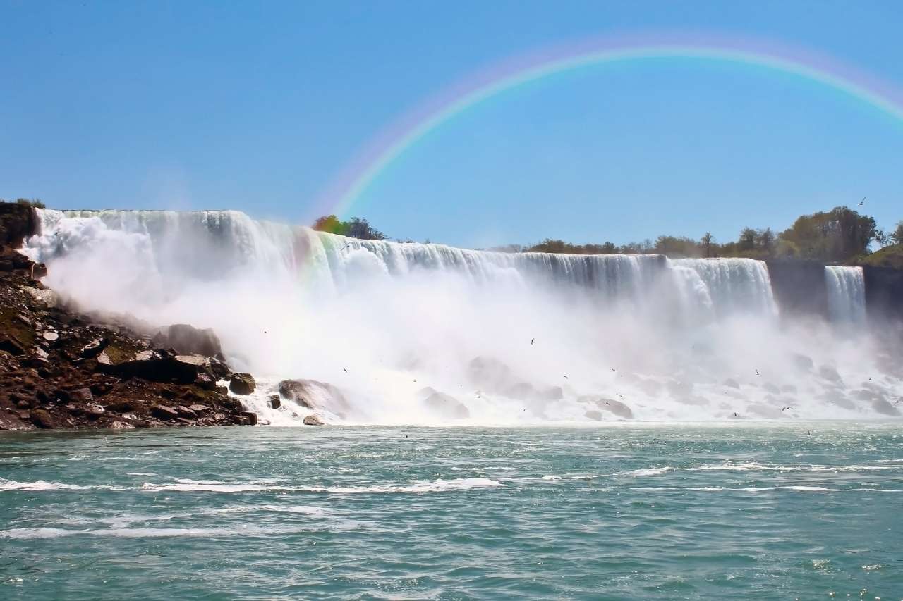Красивая радуга у Ниагарского водопада онлайн-пазл