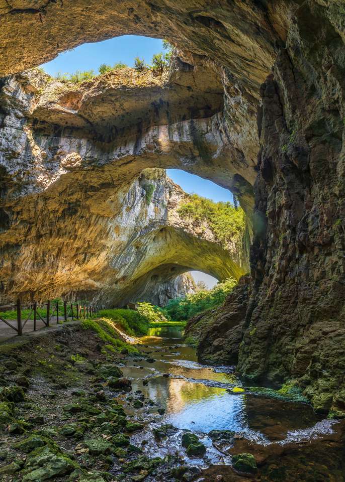 Jeskyně Devetashka v Bulharsku skládačky online