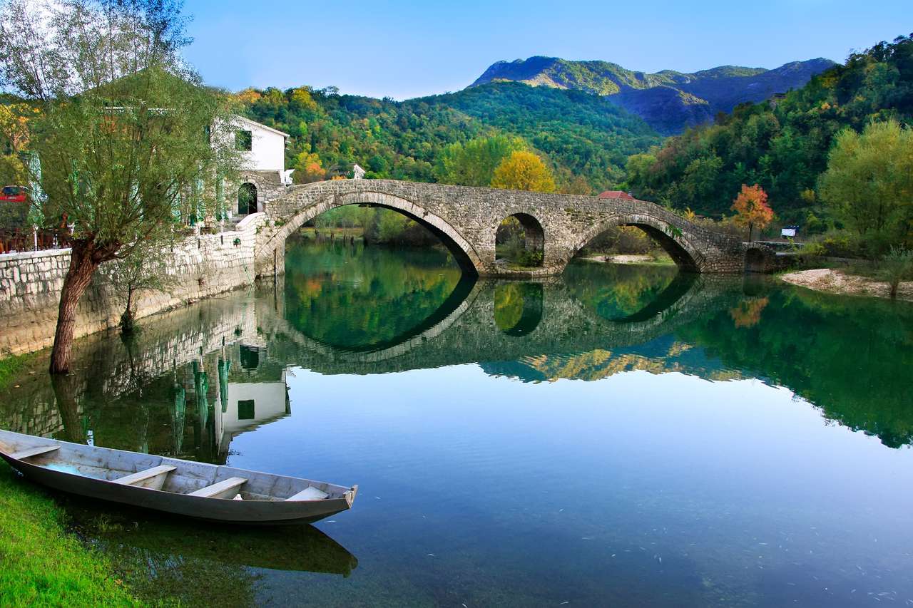 Brücke spiegelt sich im Fluss Crnojevica, Montenegro Online-Puzzle