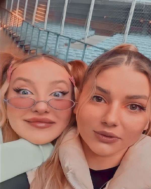 Julcia és Monika kirakós online