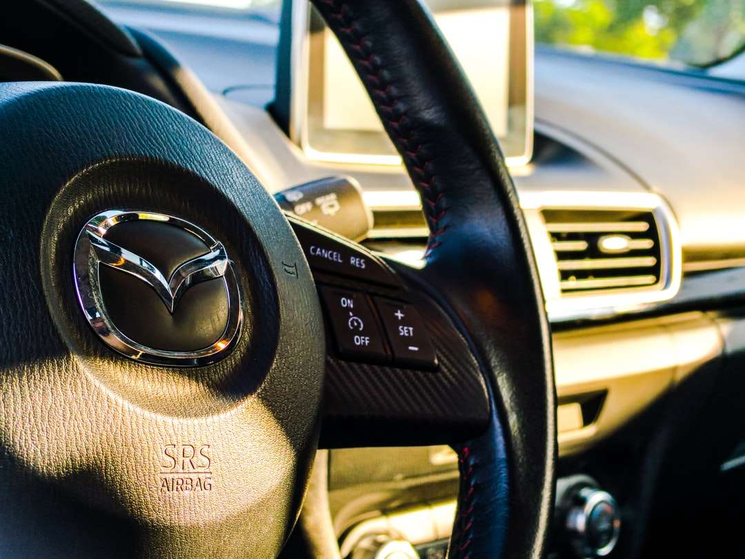 svart Mazda-ratt Pussel online