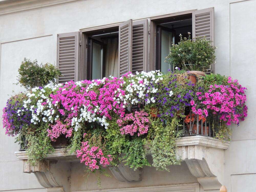 Балкон с цветя онлайн пъзел