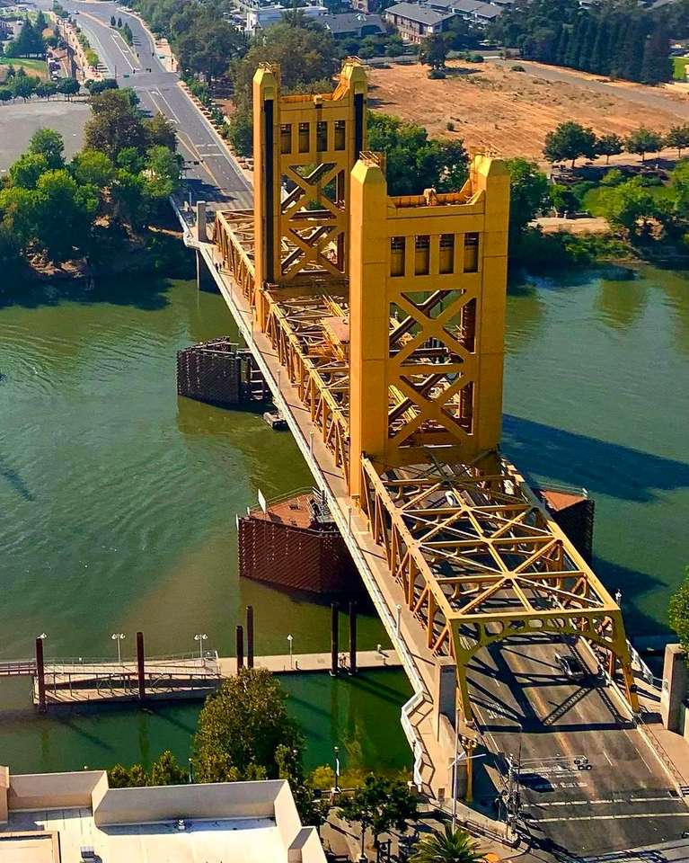 Жълт мост отгоре онлайн пъзел