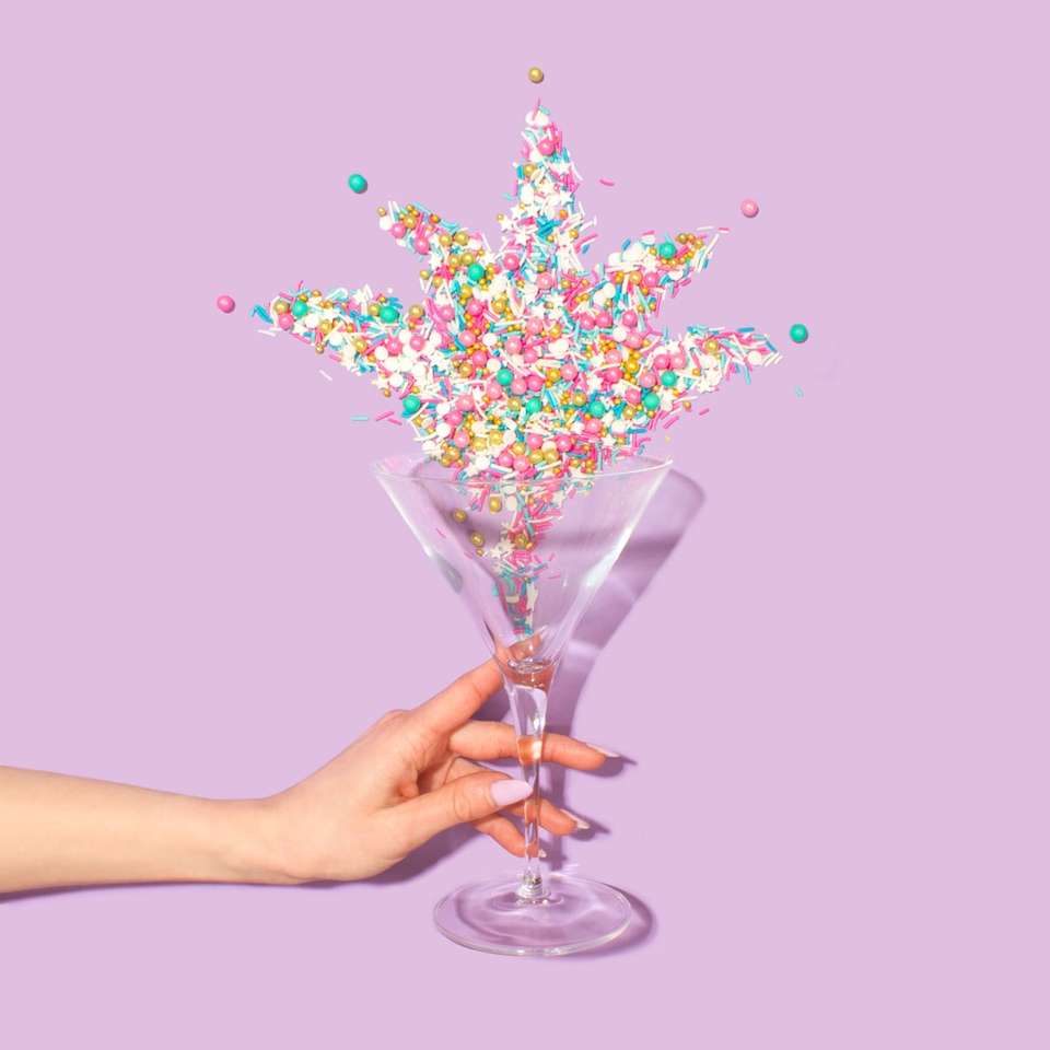 Person, die klares Martini-Glas hält Puzzlespiel online