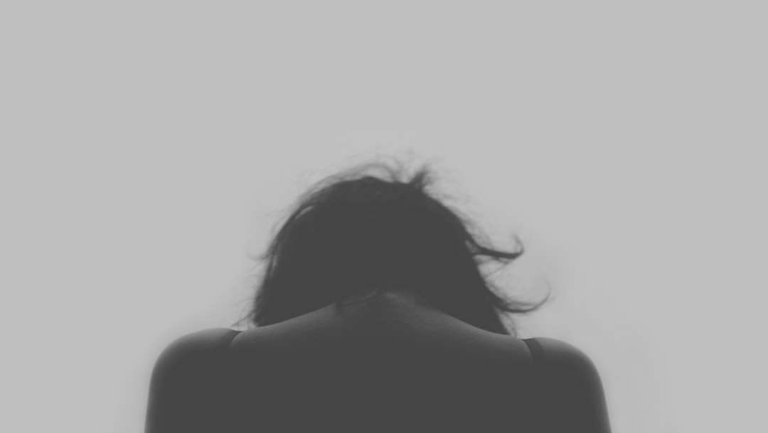 grijswaardenfoto van iemands rug legpuzzel online
