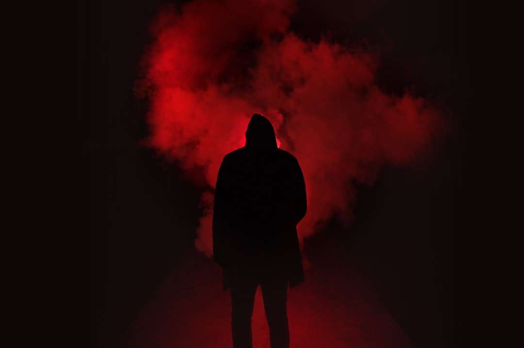 silhouet van persoon op een donkere plaats met rook legpuzzel online