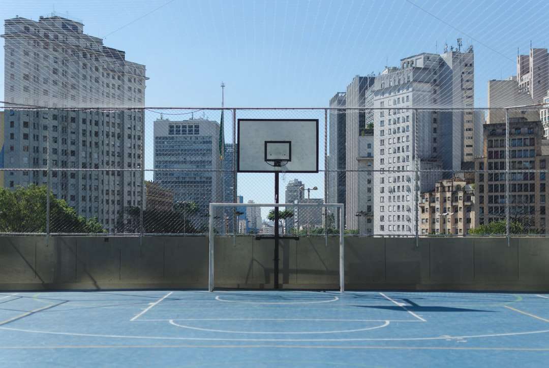 prázdné basketbalové hřiště skládačky online