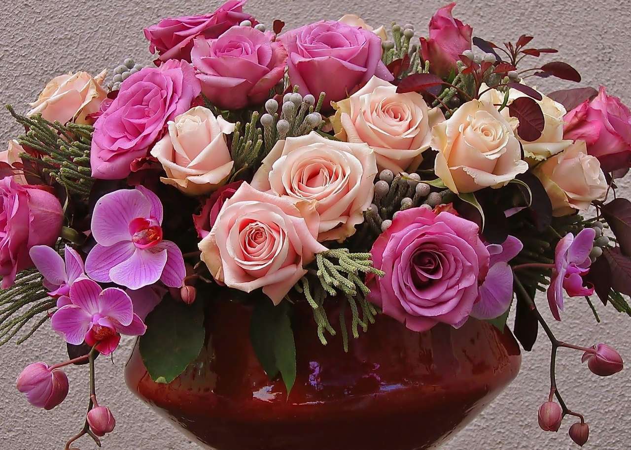 Rosas y orquídeas en un jarrón rompecabezas en línea