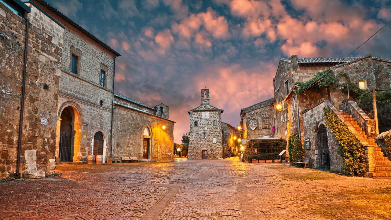 Sovana, Grosseto, Toskánsko, Itálie: starobylé náměstí online puzzle