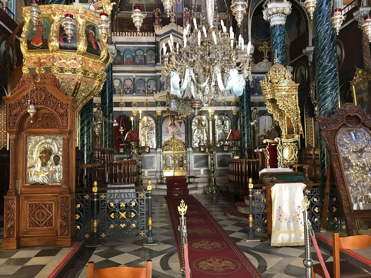 Interior de la iglesia de Syros de la isla griega rompecabezas en línea