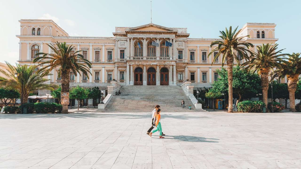 Hôtel de ville de l'île grecque de Syros Ano-Ermoupolis puzzle en ligne