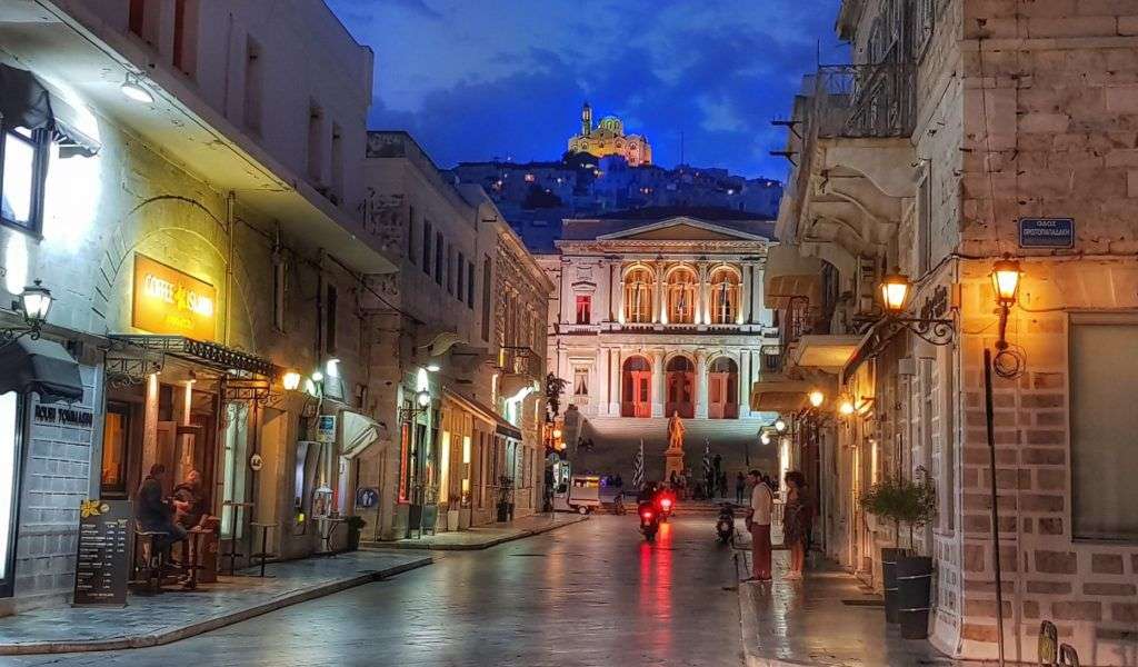 Grekiska ön Syros Ano-Ermoupolis Pussel online