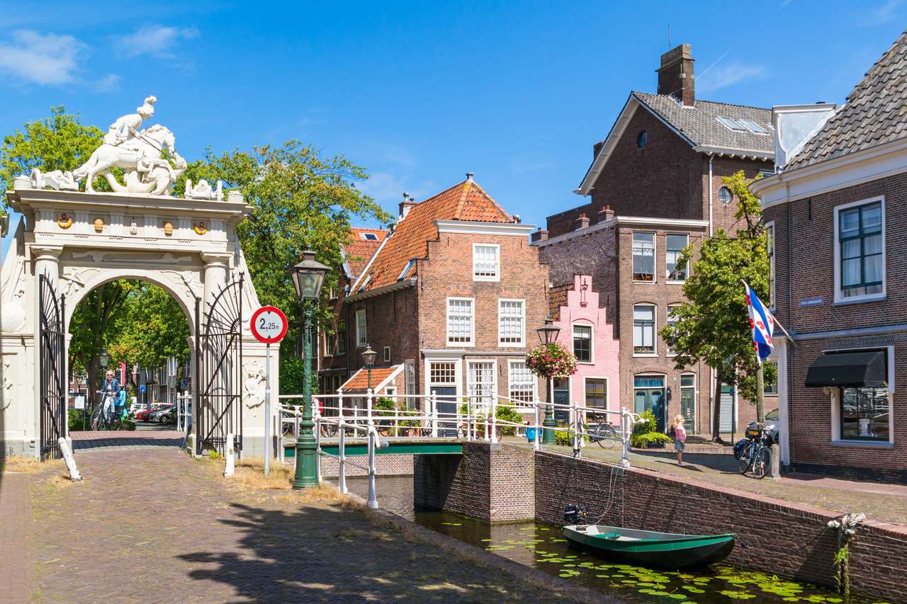 Kanál Doelengracht ve starém městě Leiden skládačky online