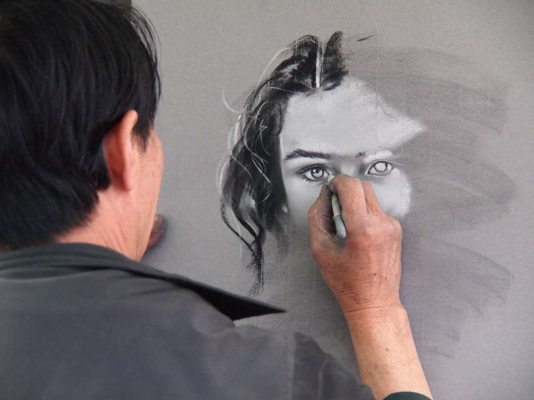 man schetst portret van vrouw legpuzzel online