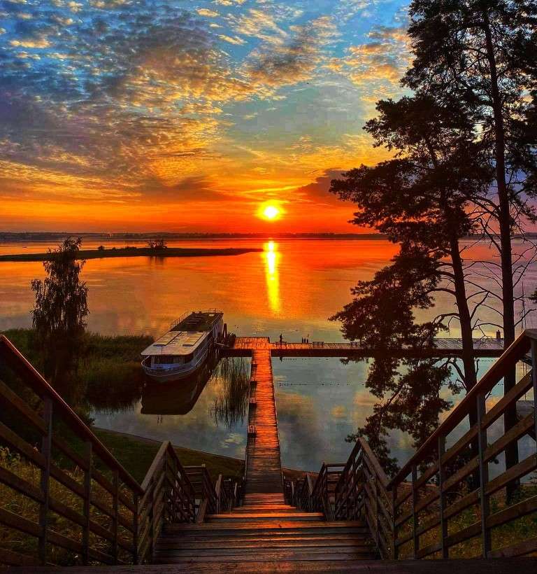 Východ slunce nad jezerem Niegocin skládačky online