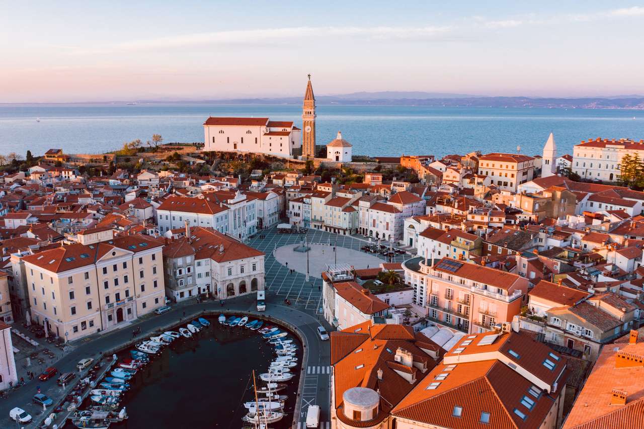 Luftpanorama der schönen slowenischen Stadt Piran Puzzlespiel online