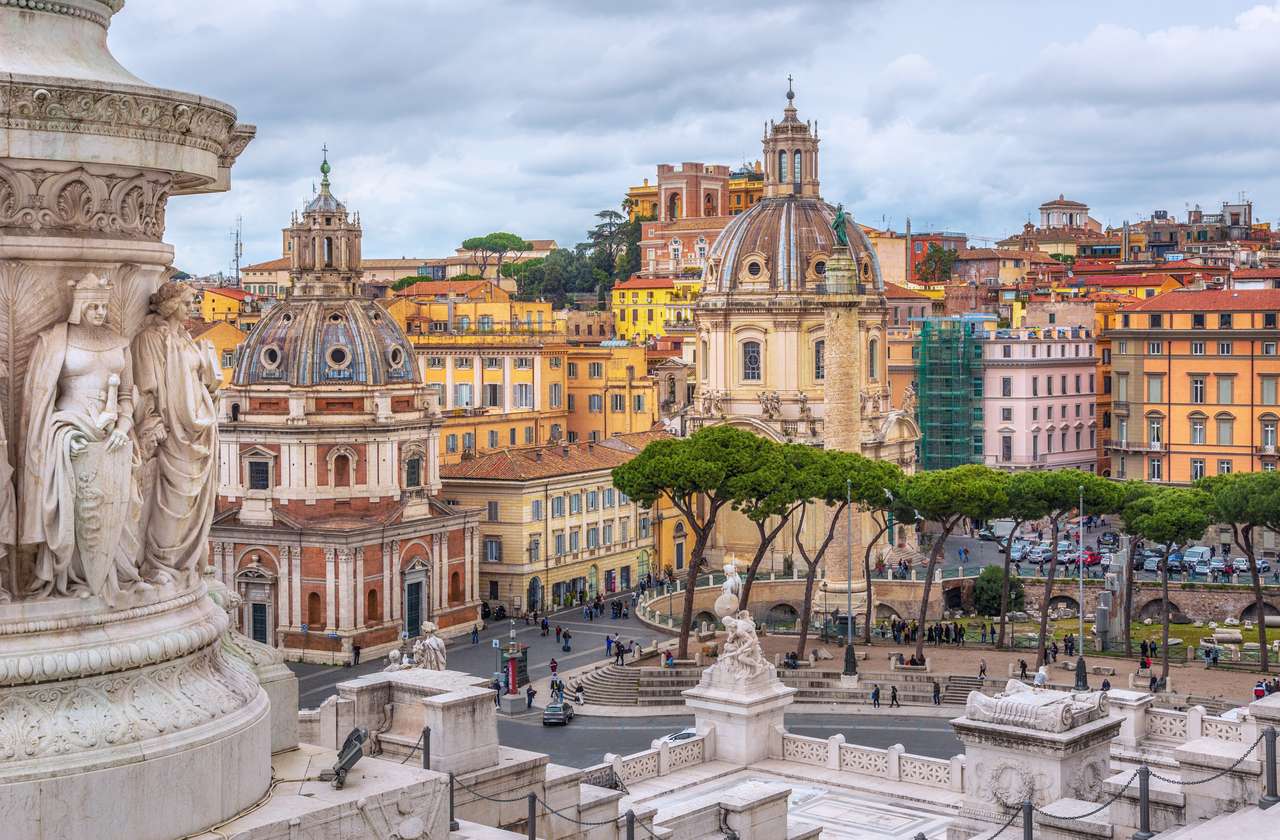 La columna de Trajano y la iglesia de Santa Maria di Loreto, Roma, Italia rompecabezas en línea
