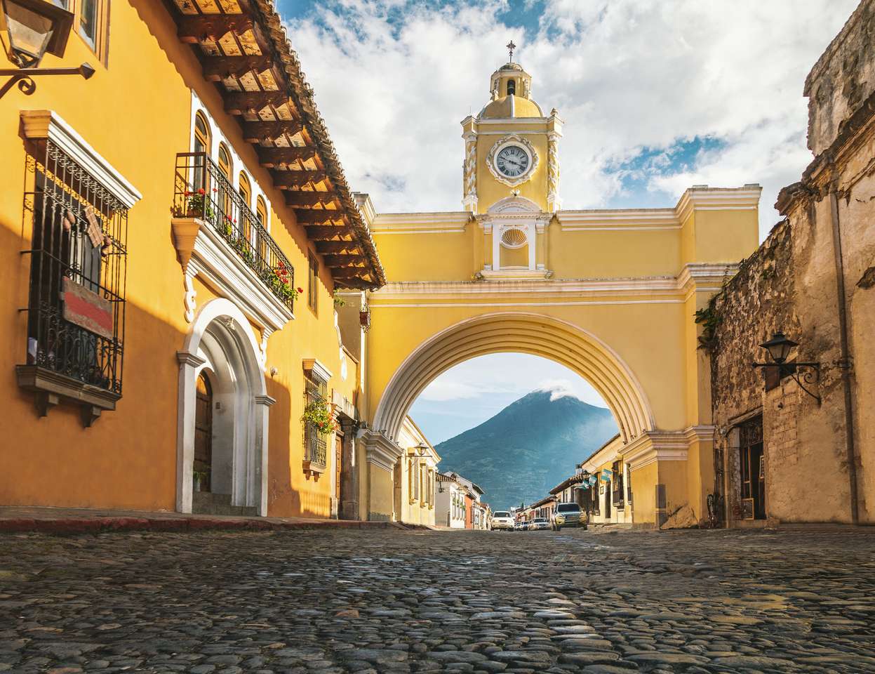 Santa Catalina Arch ans Agua vulkan - Antigua, Guatemala Pussel online