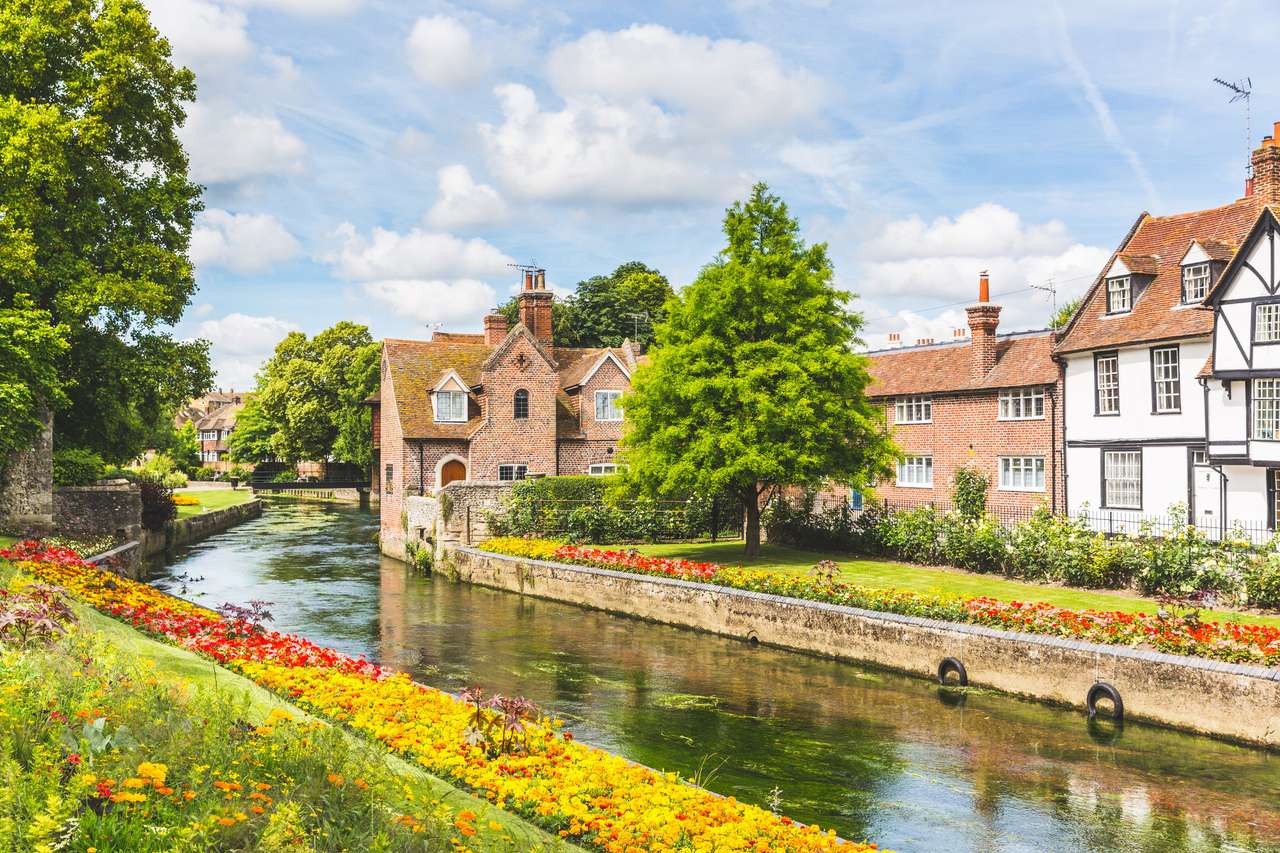 Vista de edifícios típicos em Canterbury, Inglaterra puzzle online