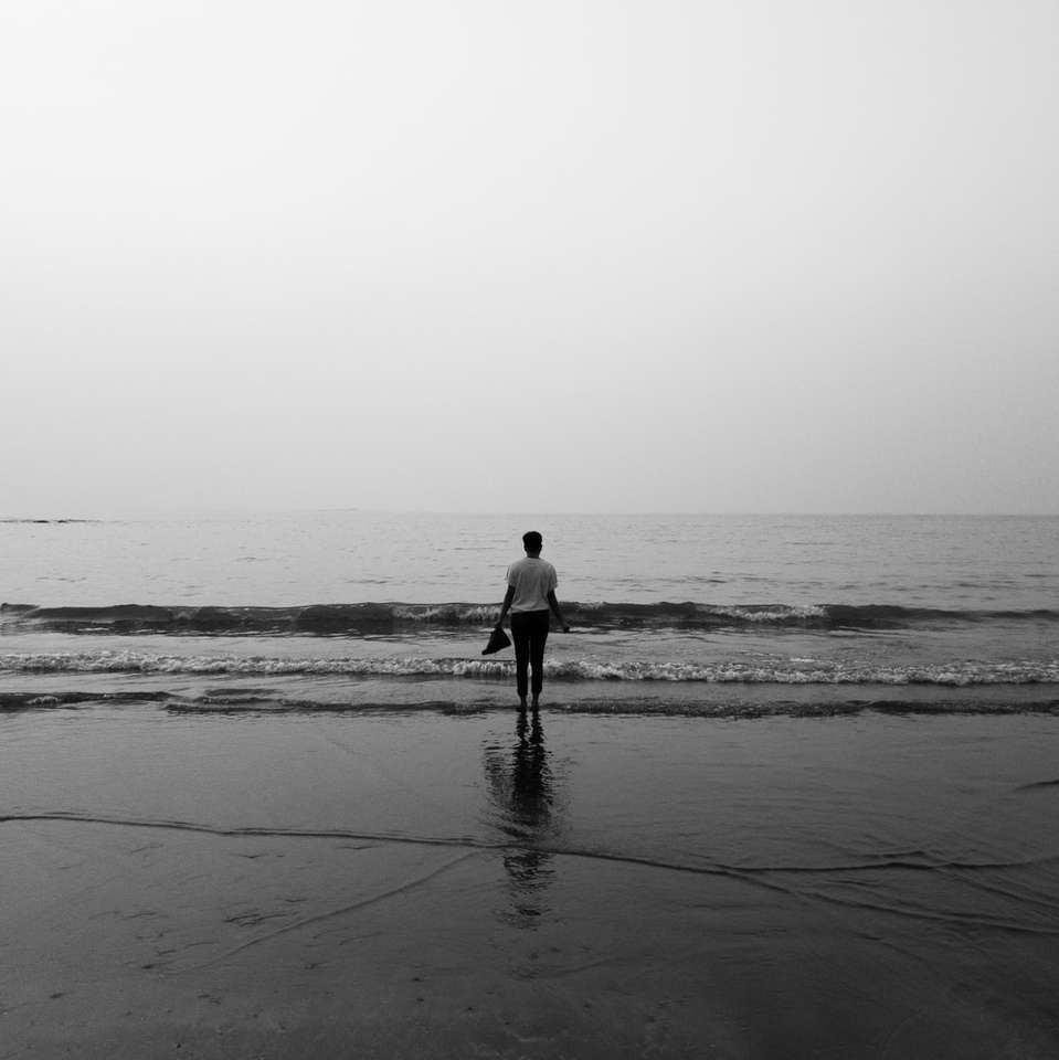 hombre caminando en la playa rompecabezas en línea