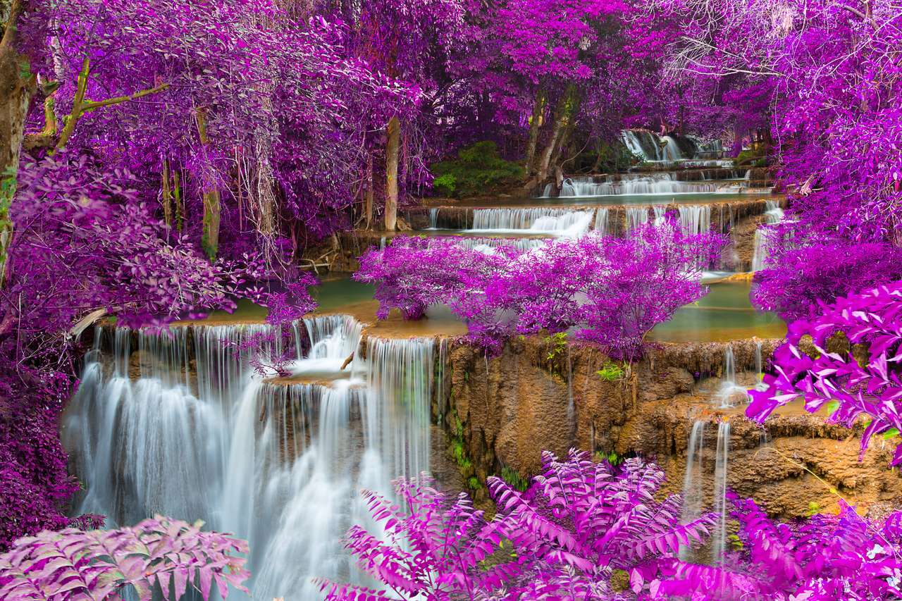 Vackert vattenfall i skogen. Höstfilter Pussel online