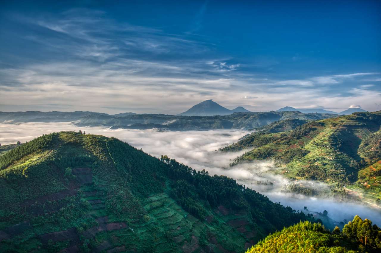 Сутрин в Уганда с вулкани на заден план онлайн пъзел