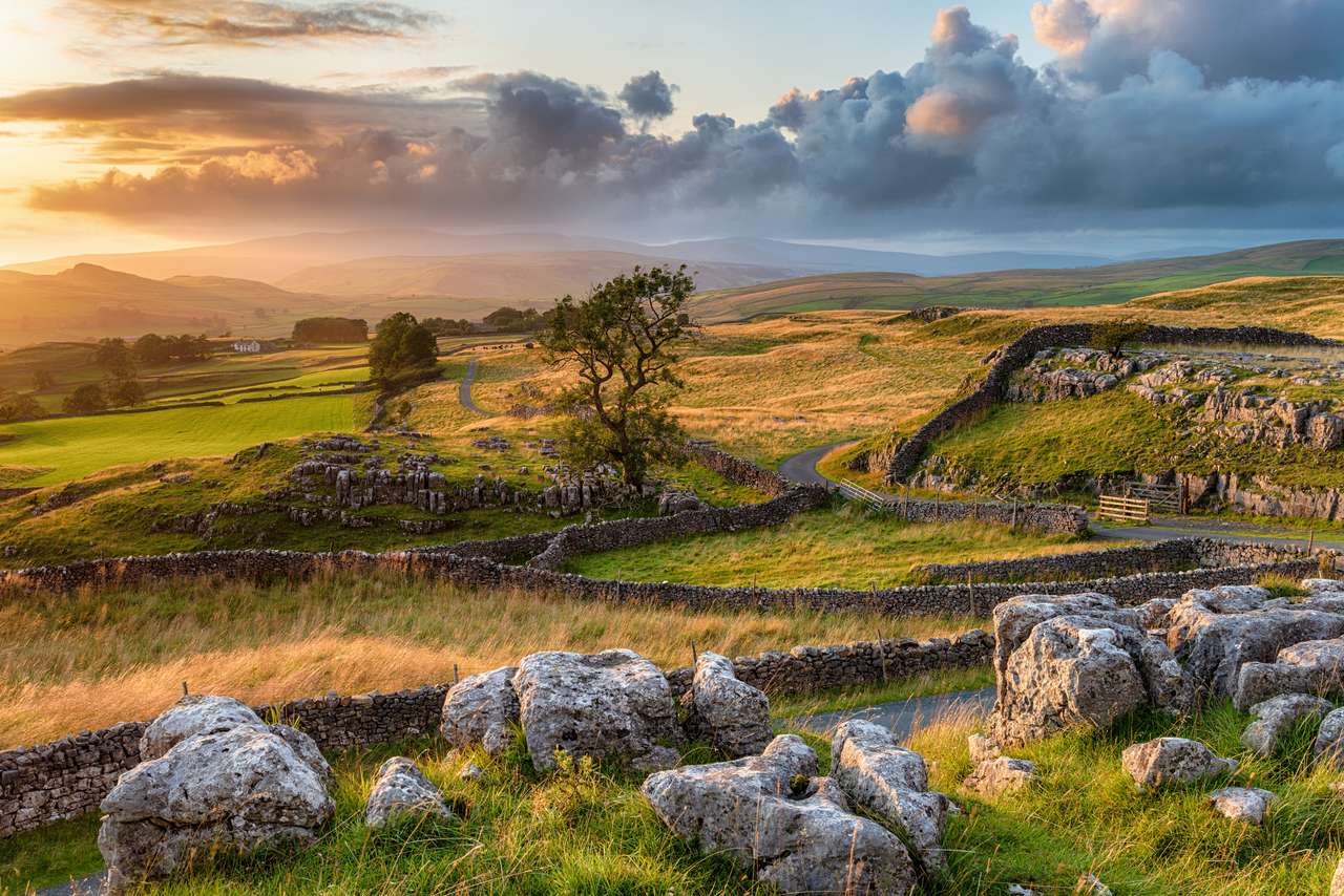 Un magnifique coucher de soleil sur le parc national des Yorkshire Dales à Winskill Stones près de Settle puzzle en ligne