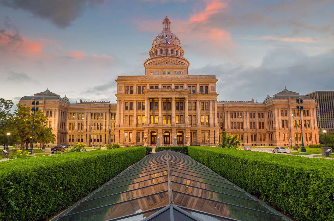 Edificio del Capitolio del Estado de Texas en Austin, TX. en el crepúsculo rompecabezas en línea